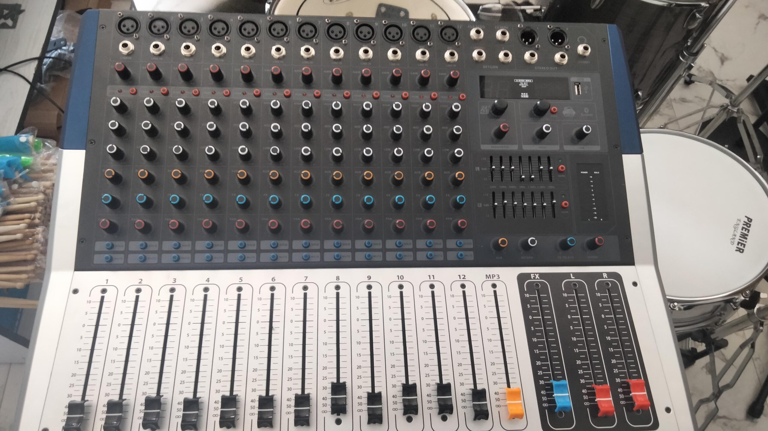 mackie 12ch powered mixer
